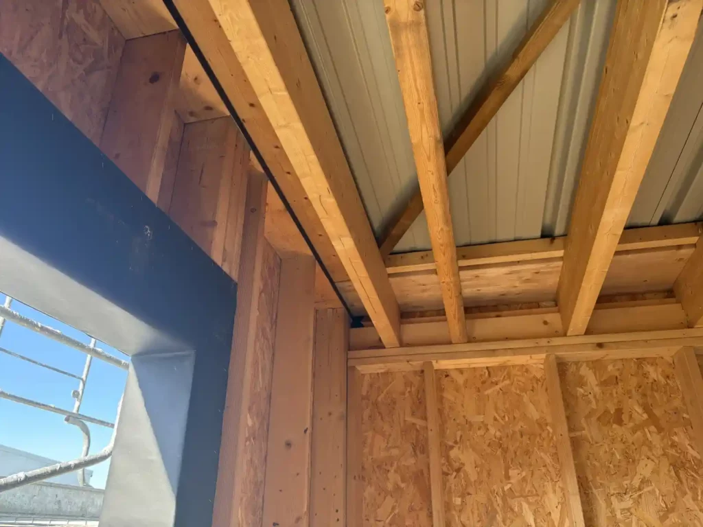Vue détaillée des ouvrages bois réalisés sur le projet.
