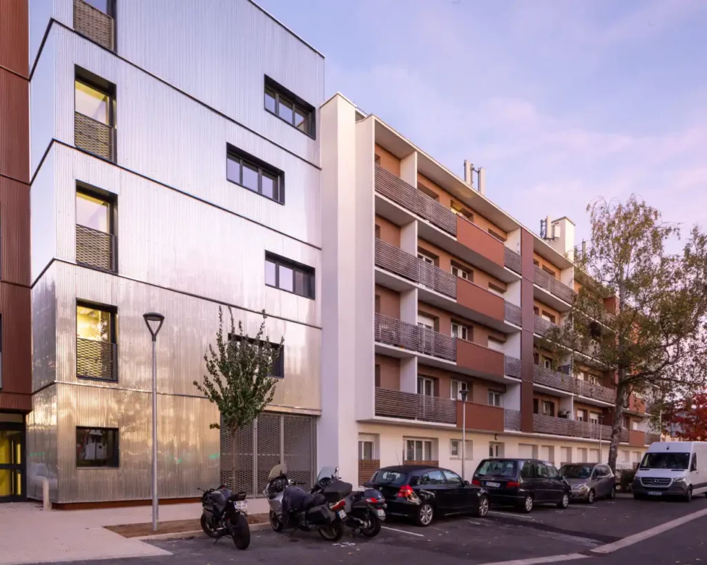 Extension bois réalisée entre deux bâtiments existants de la résidence La Grosse Pierre.