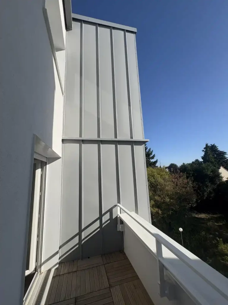vue de l'extérieur d'un balcon après la rénovation