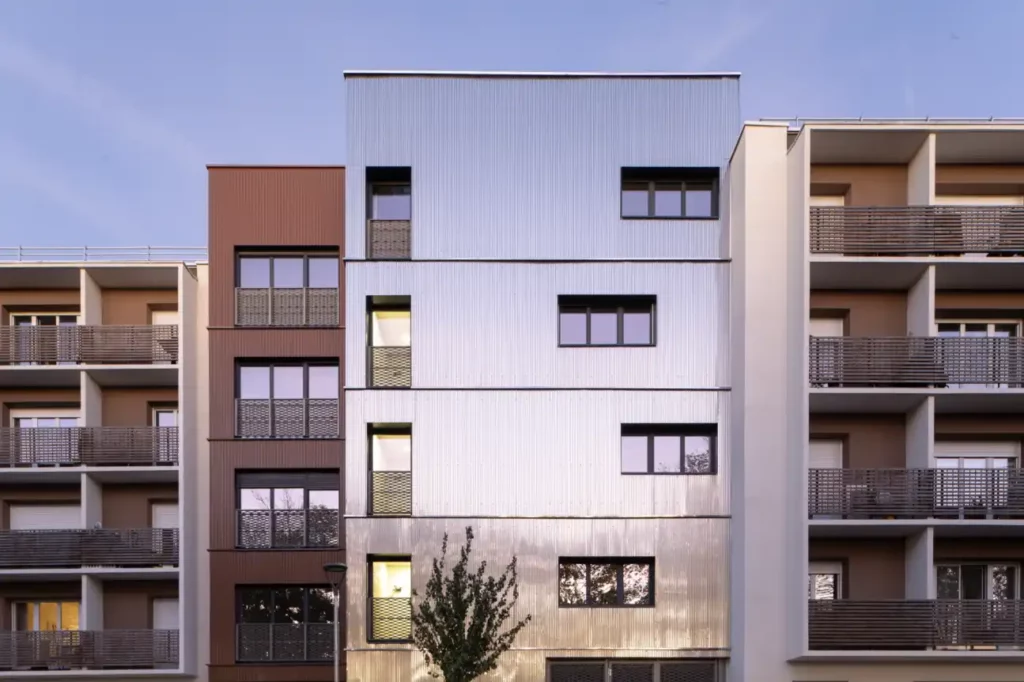 Extension bois réalisée entre deux bâtiments existants de la résidence La Grosse Pierre.