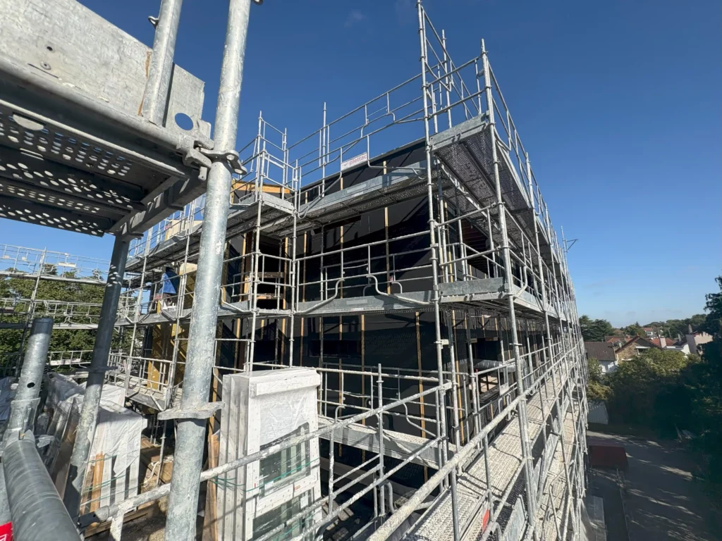Chantier de réhabilitation et d'isolation thermique par l'extérieur des logements.