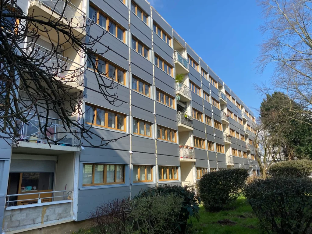 Vue générale des 176 logements réhabilités à Thiais grâce à des façades bois préfabriquées.