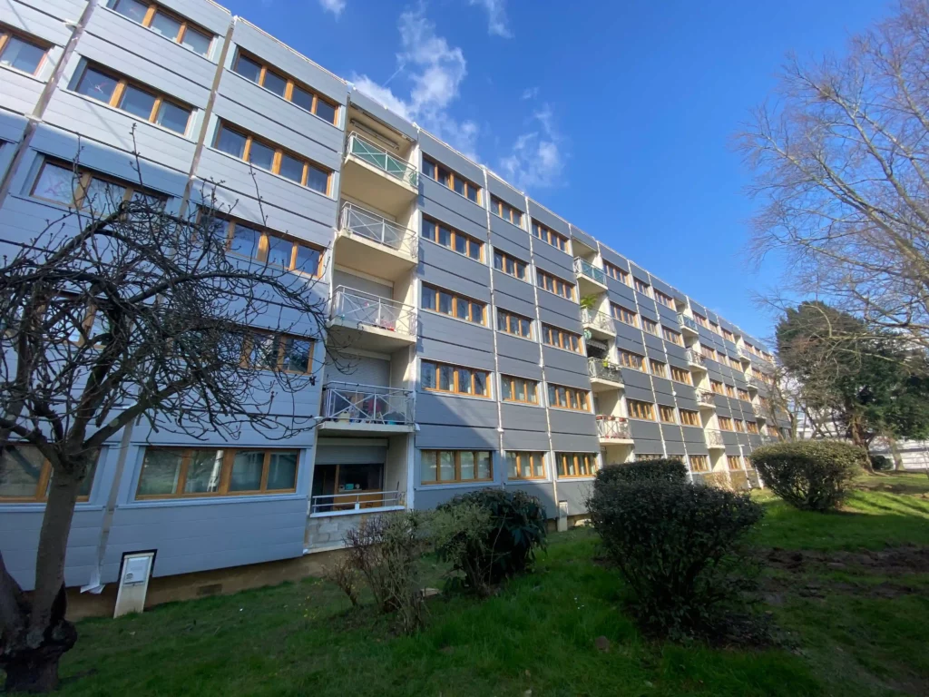 Vue générale des 176 logements réhabilités à Thiais grâce à des façades bois préfabriquées.