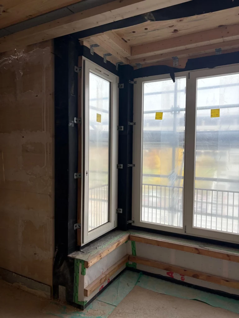 Bow-windows préfabriqués en structure bois du projet Chapelle Charbon.