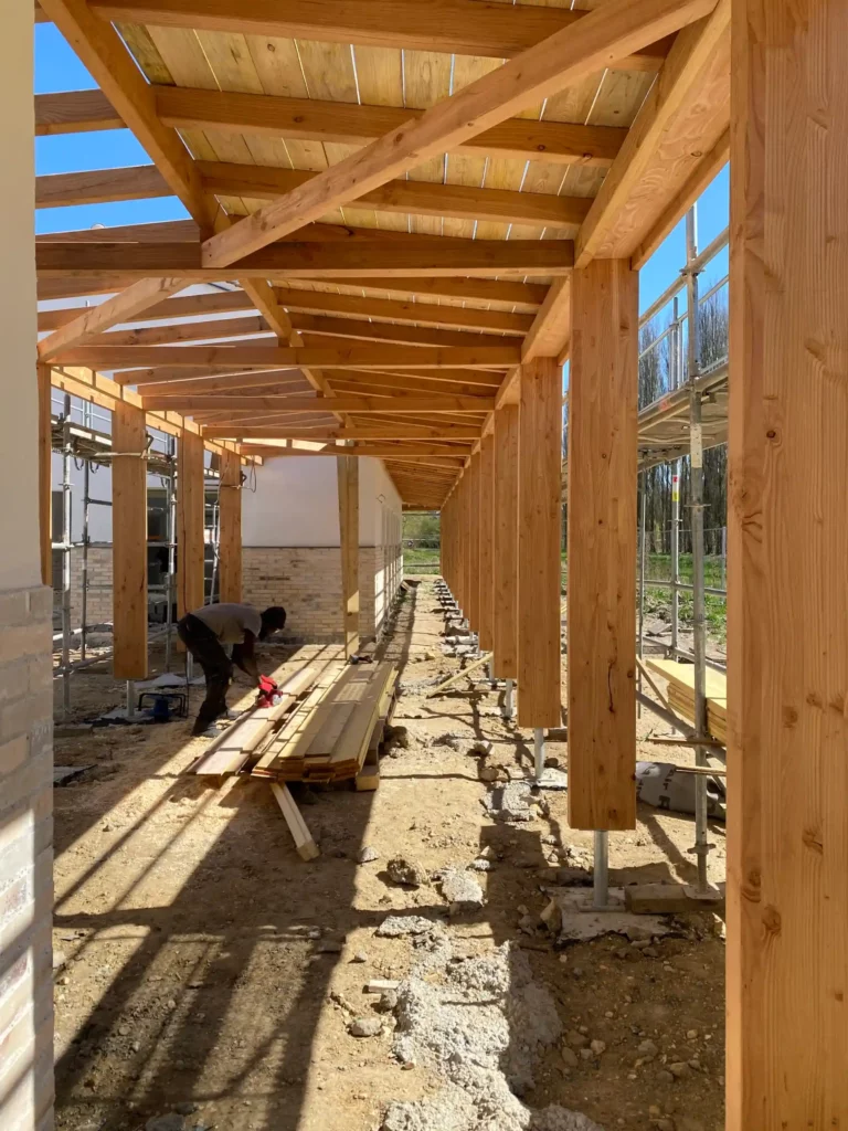 Chantier du futur pôle associatif en structure bois.